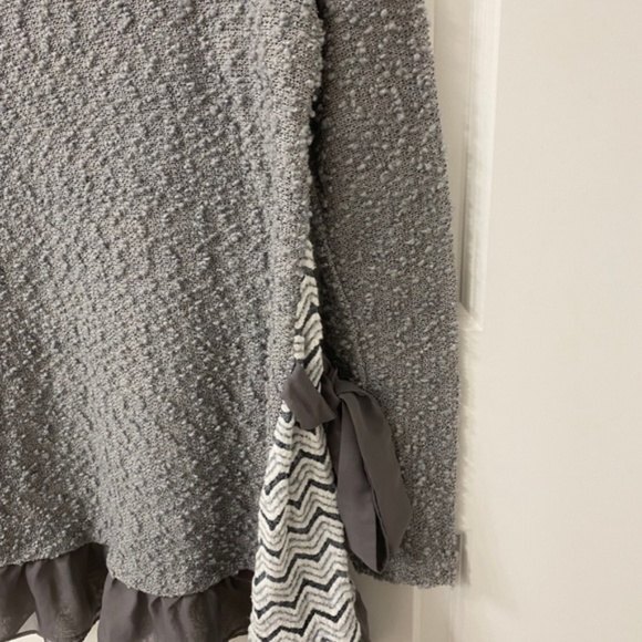 Altard State Textured Gray Ruffle Hem Tunic Top. Medium. - Picture 12 of 16